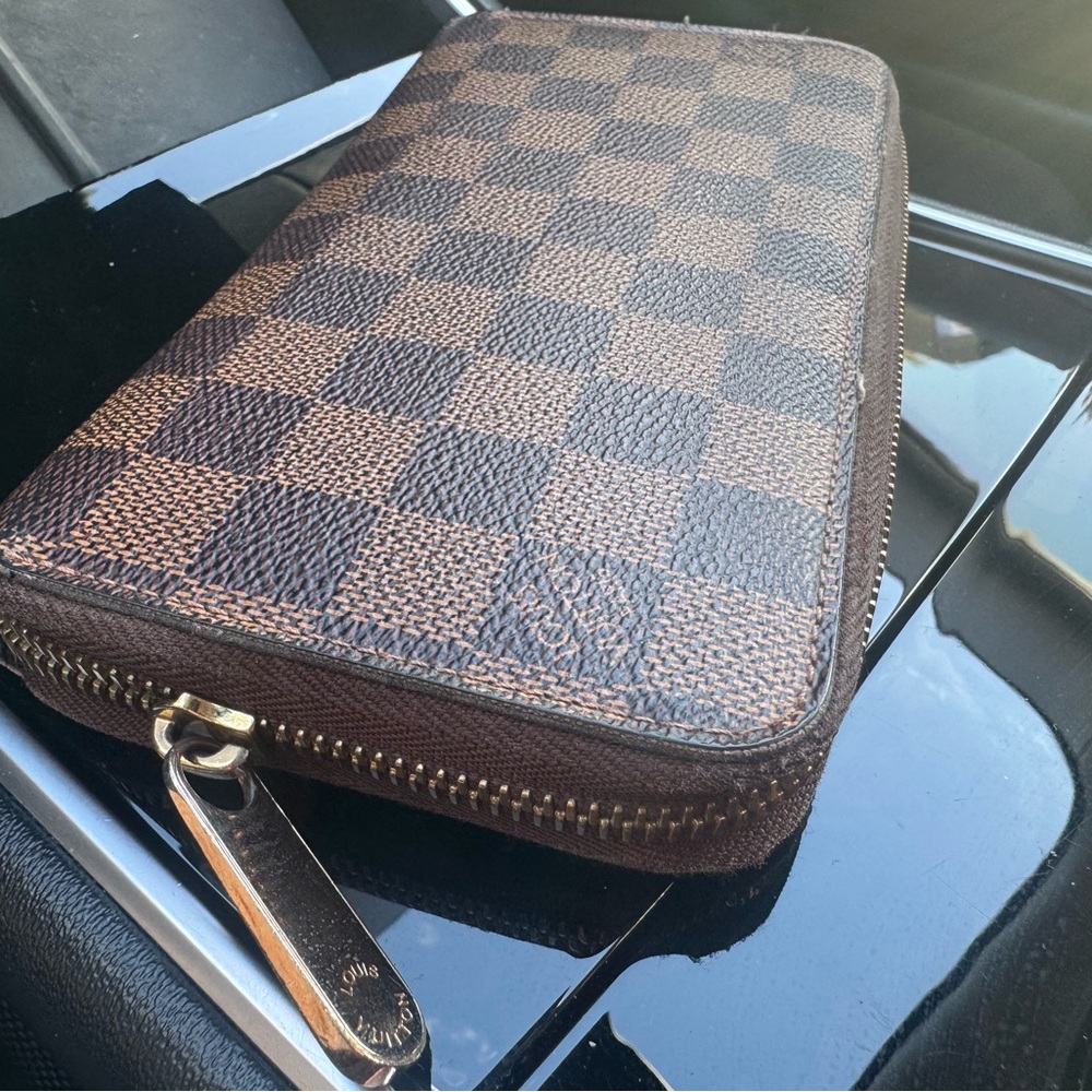 Louis Vuitton zippy wallet